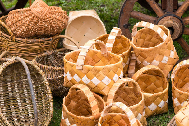 Muchas cestas hechas a mano de mimbre
  - Foto, imagen