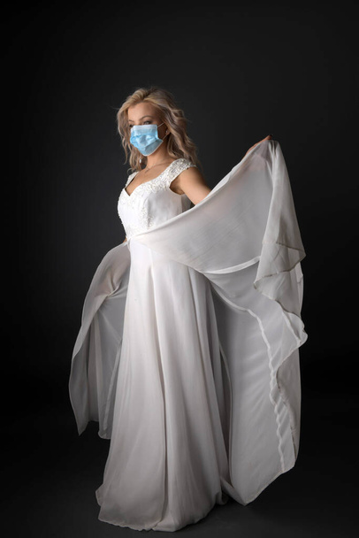 Mujer en vestido de novia y máscara respirador
 - Foto, imagen