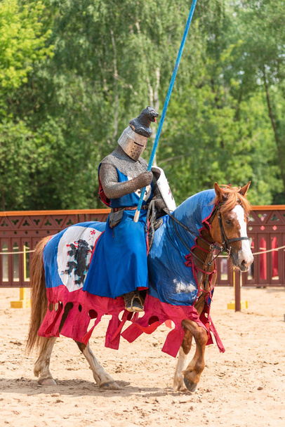 Rusland, Moskou, 8 juni 2019 - Wederopbouw van het riddertoernooi. Paardenridder met een speer - Foto, afbeelding