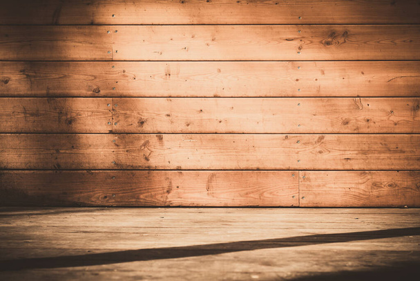 Brown retro rustikální dřevo pozadí - dřevěná stěna a podlaha staré venkovské stodoly kopírovací prostor - Fotografie, Obrázek