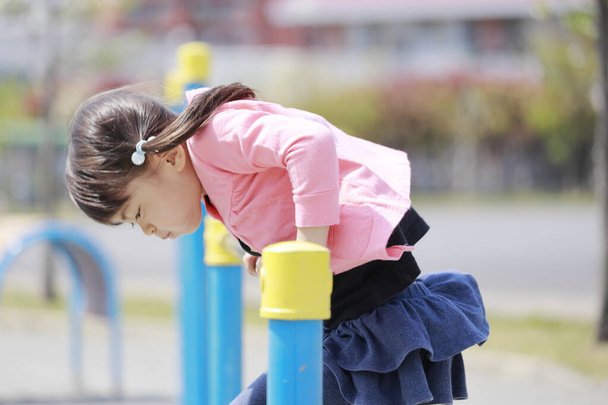 Giapponese ragazza giocare con alto bar (5 anni
) - Foto, immagini