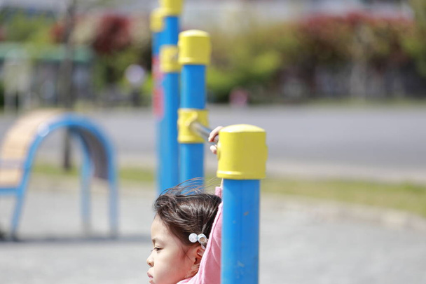 Ιαπωνικό κορίτσι παίζει με υψηλό μπαρ (5 ετών) - Φωτογραφία, εικόνα