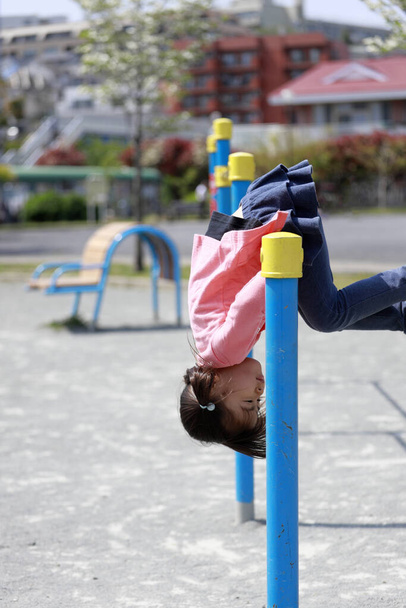 Japanisches Mädchen spielt mit Reck (5 Jahre alt)) - Foto, Bild