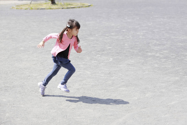 funcionamiento chica japonesa (5 años)
) - Foto, Imagen