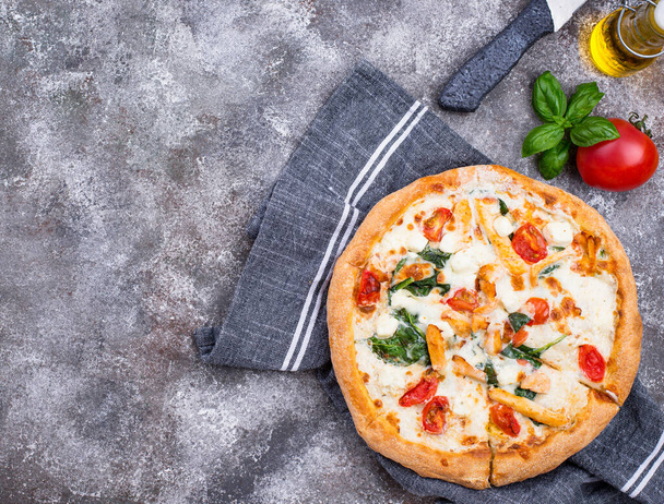Pizza italiana con tomate, mozzarella y pollo
 - Foto, imagen