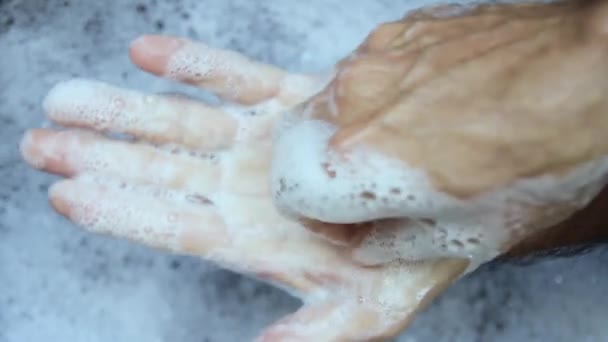 správný způsob mytí rukou.bílé ruce mytí zblízka s mýdlovou pěnou bubliny - Záběry, video