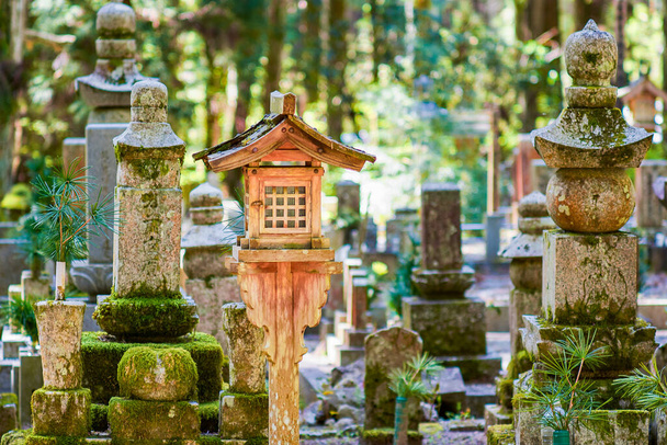 Monuments bouddhistes dans le cimetière Okunoin à Koyasan Mont Koya, site du patrimoine mondial de l'UNESCO et un centre de 1200 ans de secte japonaise du bouddhisme Shingon, Japon
 - Photo, image