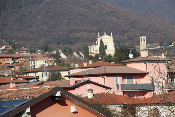 vue sur la ville avec montagnes et ciel bleu dans le nord de l'Italie
 - Photo, image