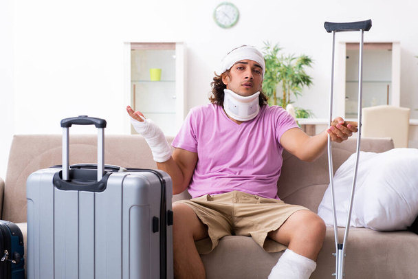 Young injured man preparing for the trip - Photo, Image