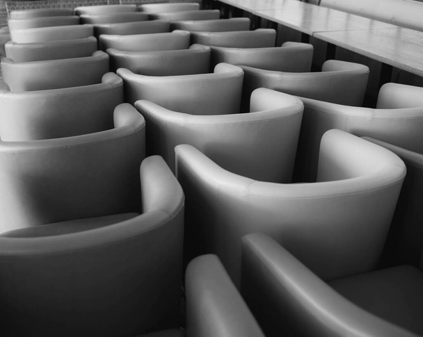 Hromada židlí v restauraci během uzamčení viru korony - Fotografie, Obrázek