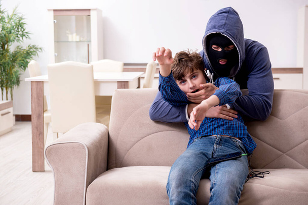 Σύλληψη απαγωγής παιδιών με μικρό αγόρι - Φωτογραφία, εικόνα