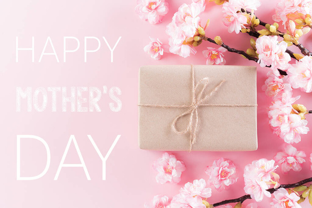 幸せな母の日、女性の日またはバレンタインデーの挨拶の概念。パステルピンク花やギフトボックス、フラットレイパターンと背景. - 写真・画像