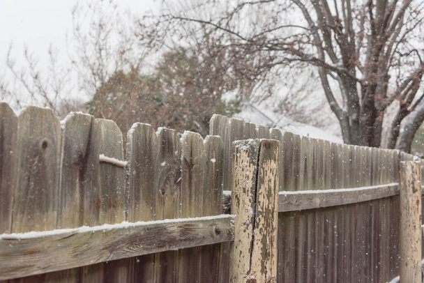 Puinen aita lakko ja virkaa lumen peitossa asuinalueella lähiöissä Dallas, Texas, USA
 - Valokuva, kuva