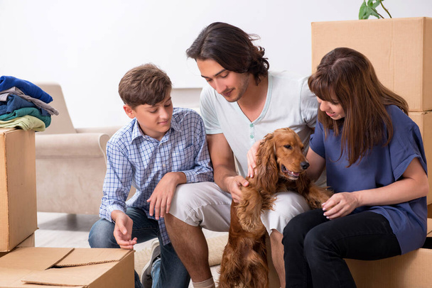 Giovane famiglia trasferirsi in un nuovo appartamento - Foto, immagini