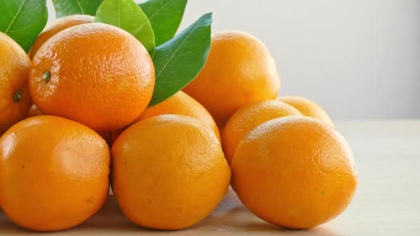 primer plano de muchas naranjas frescas, fondo cítrico  - Metraje, vídeo