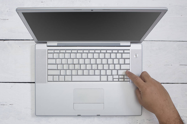 Hombre laico plano que utiliza el ordenador portátil sobre fondo de textura de madera blanca. Trabajo desde el concepto de casa. espacio de copia para texto
 - Foto, Imagen