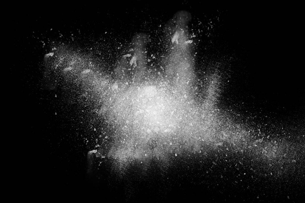 Παγωμένη κίνηση της λευκής σκόνης που εκρήγνυται, απομονωμένη σε μαύρο, σκούρο φόντο. Αφηρημένος σχεδιασμός του νέφους λευκής σκόνης. Σωματίδια προφύλαξη οθόνης έκρηξη, ταπετσαρία με αντίγραφο χώρο. Έννοια δημιουργίας πλανητών - Φωτογραφία, εικόνα