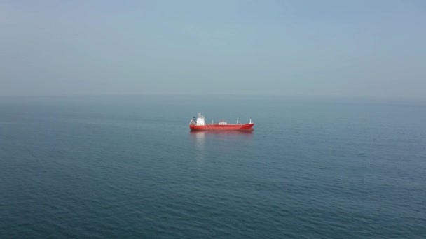 海上、黒海、ブルガリアへの石油タンカー船の空中ビュー  - 映像、動画