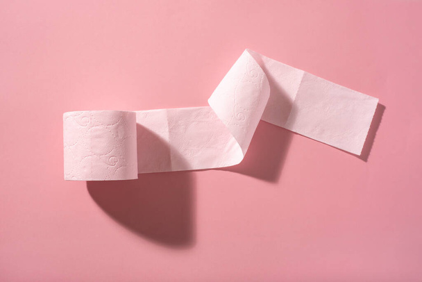 Role růžového toaletního papíru na růžovém pozadí. Hygienické výrobky. - Fotografie, Obrázek