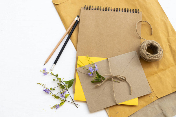 Рисунок книги для художественных работ с карандашом, цветы, оформление конверта документ плоский стиль лежа на заднем плане деревянный белый
 - Фото, изображение