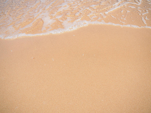 Espuma marina blanca sobre arena amarilla, vista de cerca. Playa del Mar Rojo en Egipto. Fondo abstracto de la naturaleza. Enfoque suave selectivo. Fondo borroso
. - Foto, Imagen