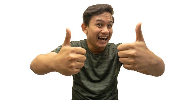 Вау и впечатленная реакция лица молодого азиатского малайца с двумя большими пальцами вверх на изолированном белом фоне
. - Фото, изображение
