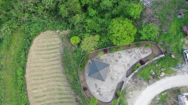 Veduta aerea di una fossa a forma di cuore piena d'acqua e circondata da alberi e piante a Maoyanhe Scenic Aera nella città di Zhangjiajie, provincia dell'Hunan della Cina centrale, 16 aprile 2020
. - Filmati, video