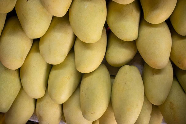 Свіжі манго, розташовані на полиці
 - Фото, зображення