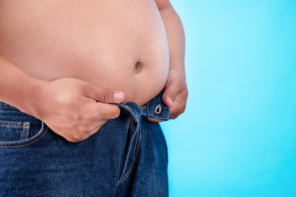 Mannen met overgewicht dragen te kleine jeans. Begrippen obesitas - Foto, afbeelding