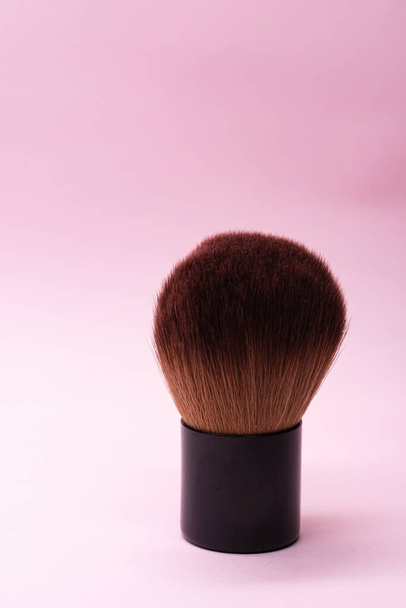 Професійні пензлі для макіяжу з срібною ручкою на рожевому тлі з пробілом для копіювання. Концепція краси та косметики для обличчя
 - Фото, зображення