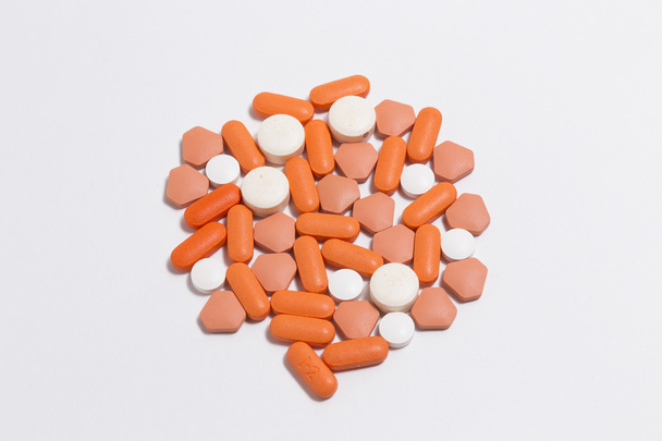 Kasa oranssi ja valkoinen pillereitä
 - Valokuva, kuva