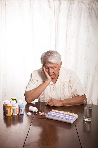 Anciano con medicación
 - Foto, Imagen