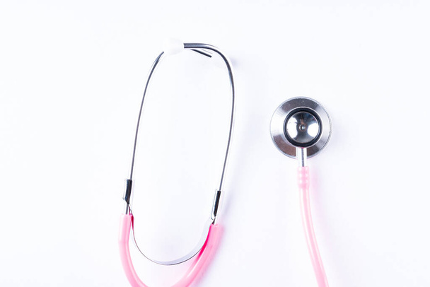 Orvosi fogalom, rózsaszín sztetoszkóp elszigetelt fehér - Fotó, kép