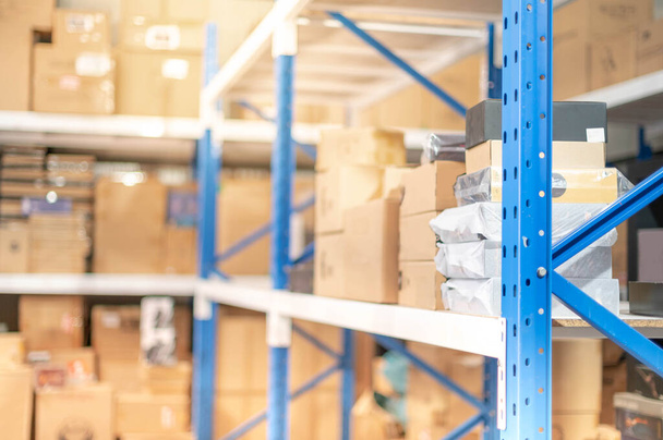 Le bleu du support métallique se préparent à l'assemblage dans l'entrepôt ou le stockage et les étagères pour mettre des boîtes en carton de produits
. - Photo, image