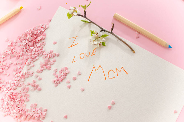 Childrens greeting card for mom with moms day on a pink background with confetti hearts and flowers. - Foto, Bild