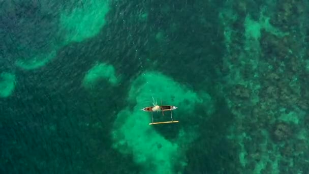 漁師の空中のトップダウンビューでは、澄んだ青い水で海に彼の漁網を置く. - 映像、動画