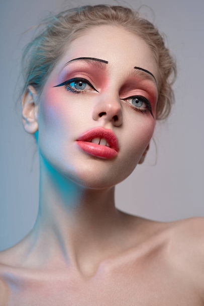 beautiful young girl with creative make up posing in studio - Foto, Imagen