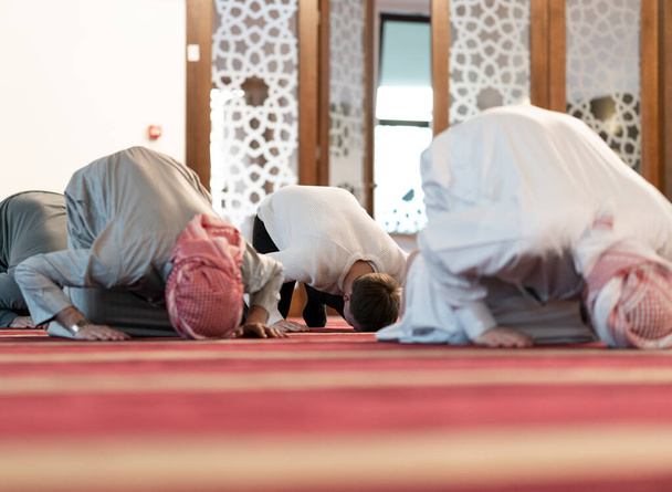 Muslim praying inside beautiful mosque - Foto, imagen