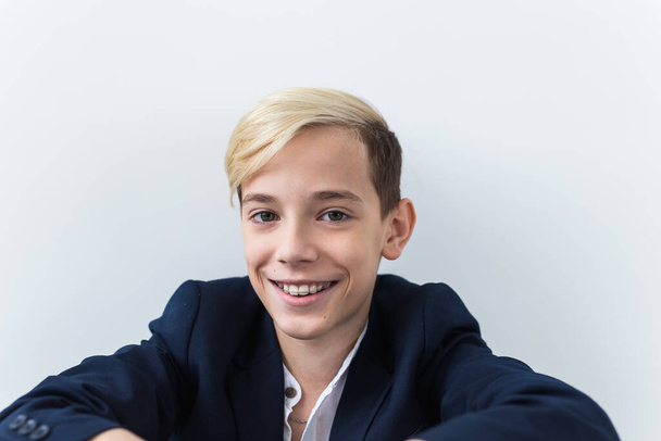 Vonzó tizenegy éves fiú fogszabályzóval a fogán. Fogászat és tinédzser koncepció. - Fotó, kép