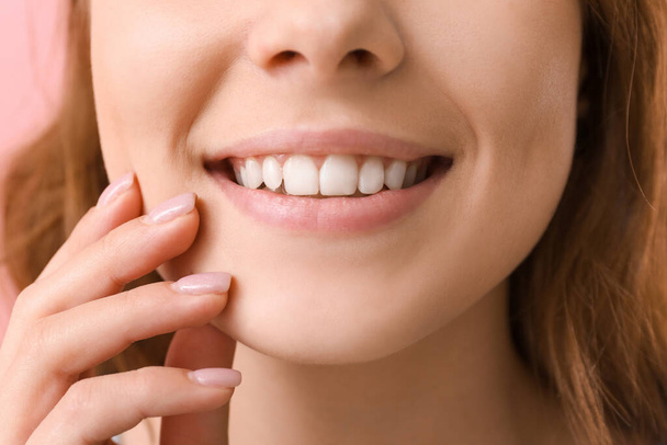 Młoda kobieta ze zdrowymi zębami, zbliżenie - Zdjęcie, obraz