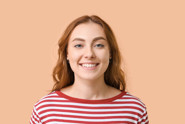Jonge vrouw met gezonde tanden op kleur achtergrond - Foto, afbeelding