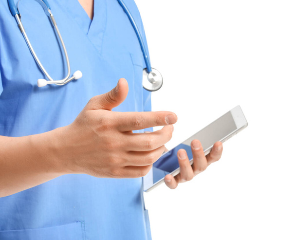 Medico maschio con tablet su sfondo bianco, primo piano
 - Foto, immagini