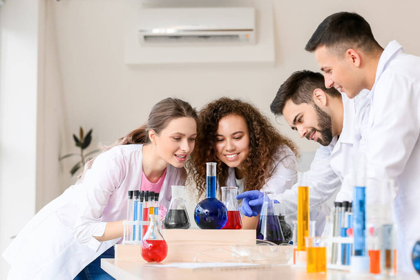 Giovani a lezione di chimica in classe
 - Foto, immagini
