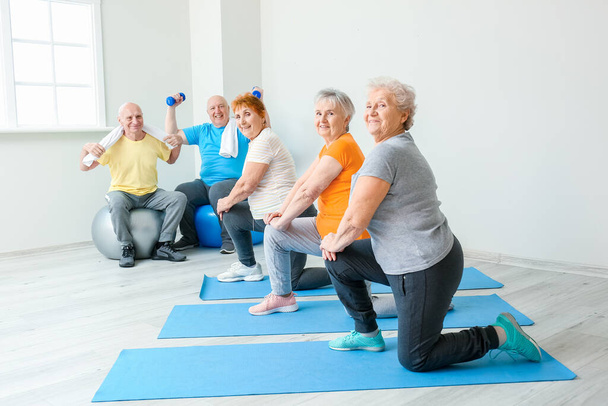 Personas mayores haciendo ejercicio en el gimnasio
 - Foto, imagen
