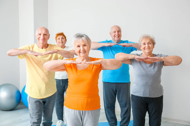 Anziani che fanno ginnastica in palestra
 - Foto, immagini