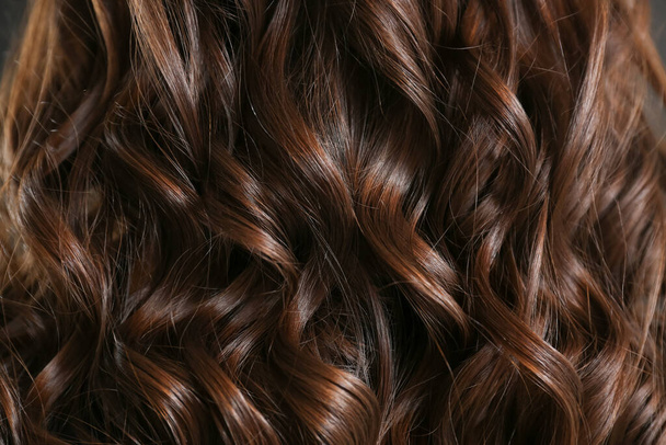 Zdravé kudrnaté ženské vlasy, detailní záběr - Fotografie, Obrázek