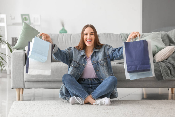 Fiatal nő a bevásárló szatyrok otthon - Fotó, kép