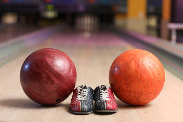 Balls and shoes on floor in bowling club - Foto, Imagem
