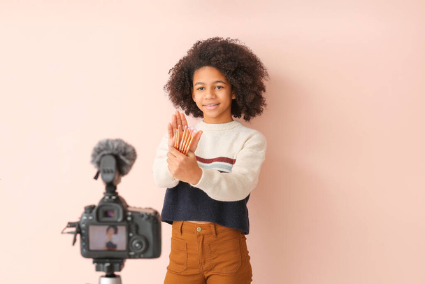 Afro-americano adolescente blogueiro de moda gravação de vídeo sobre fundo de cor
 - Foto, Imagem