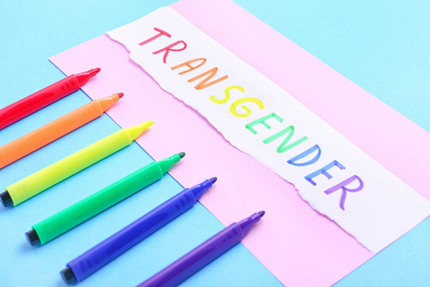 Бумага со словом TRANSGENDER и маркерами на цветном фоне
 - Фото, изображение